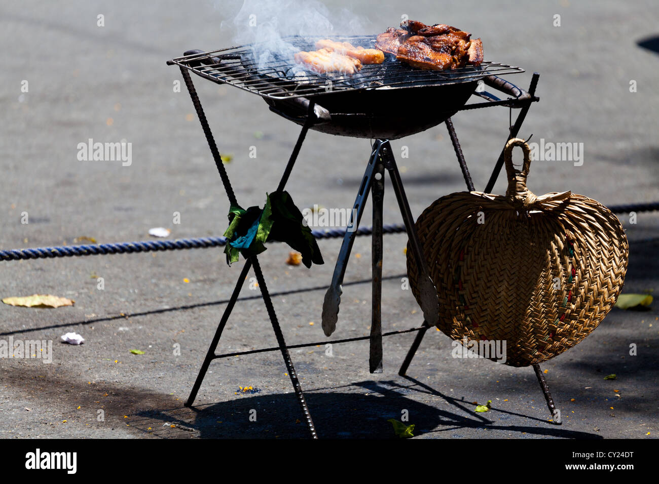 La frittura di pesce per le strade della Città Vecchia di Manila, Filippine Foto Stock