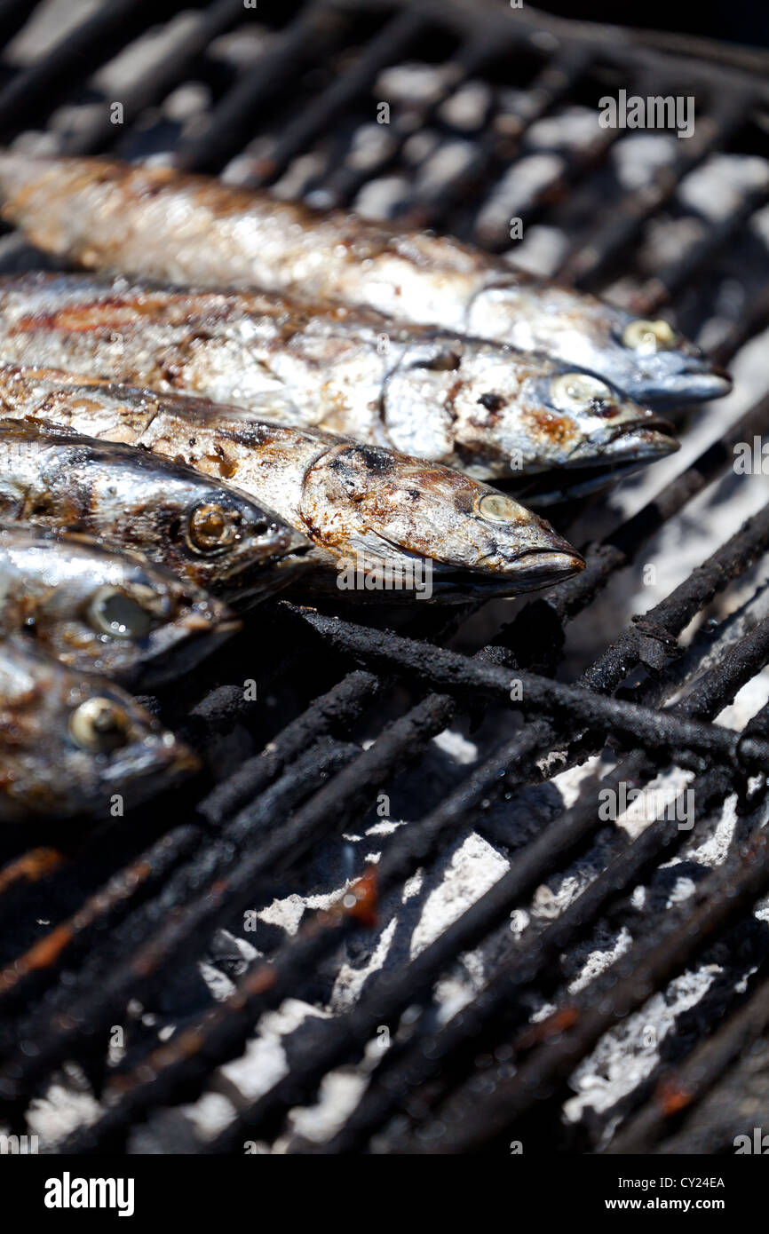 La frittura di pesce per le strade della Città Vecchia di Manila, Filippine Foto Stock