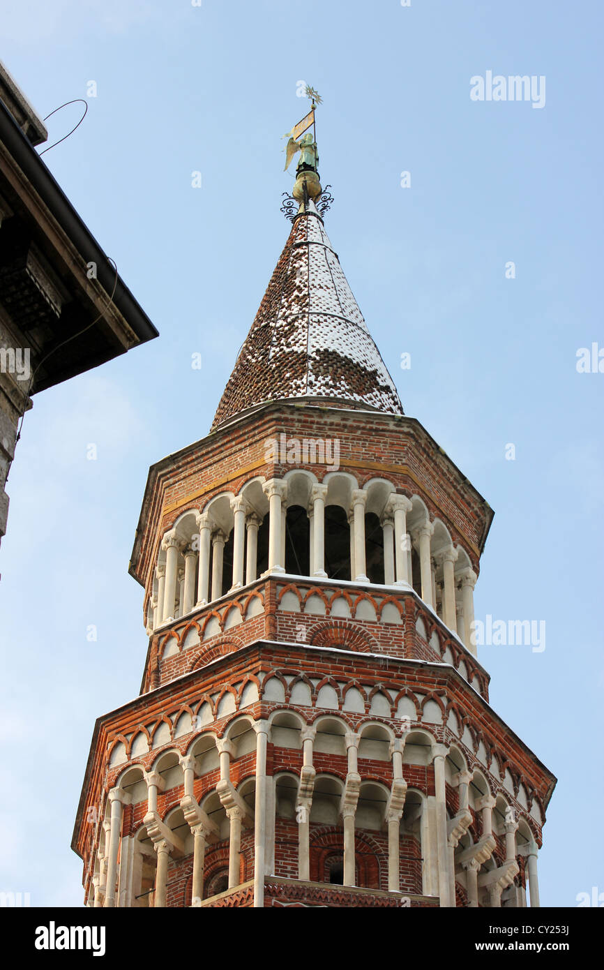 Milano chiesa torre cosparsi di neve contro uno sfondo blu cielo, photoarkive Foto Stock