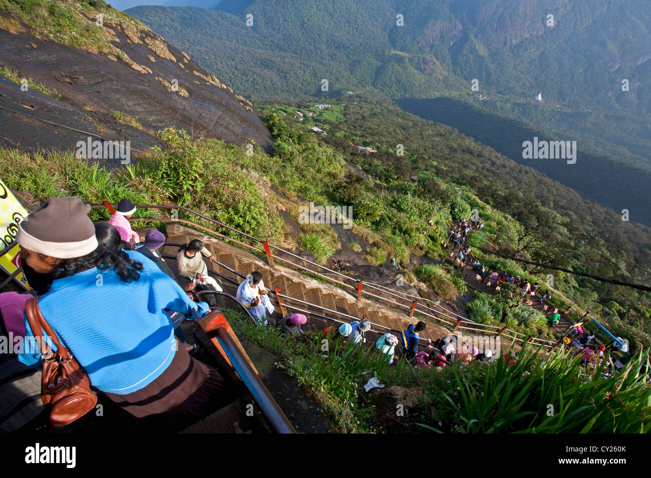 Pellegrini di discesa delle scale. Adam's Peak (Sri Pada). Sri Lanka Foto Stock