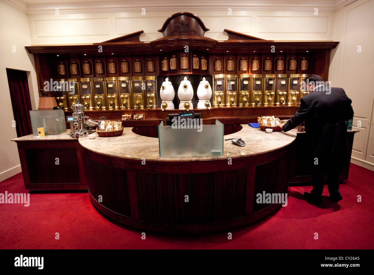 Sezione di caffè e contatore a Fortnum & Mason, negozio di Piccadilly, Londra, Inghilterra, Regno Unito. Foto Stock