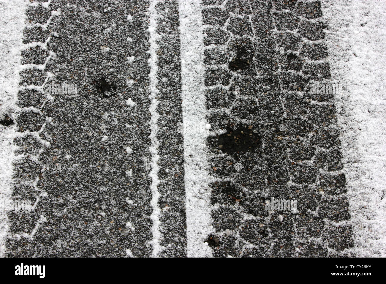 Auto nevoso tracce su una strada in inverno, stagione invernale, trasporti, photoarkive Foto Stock