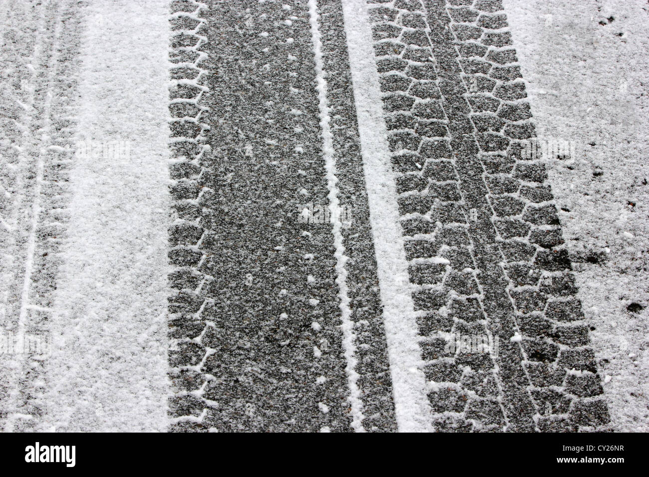 Auto nevoso tracce su una strada in inverno, stagione invernale, trasporti, photoarkive Foto Stock