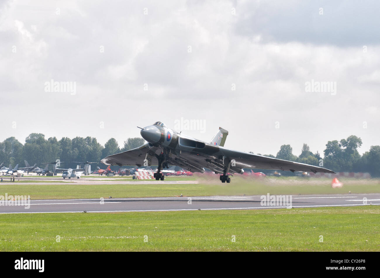 British Guerra Fredda bombardiere nucleare il Delta Winged AVRO Vulcan xh558 prende il largo per visualizzare al 2012 International Air Tattoo Foto Stock