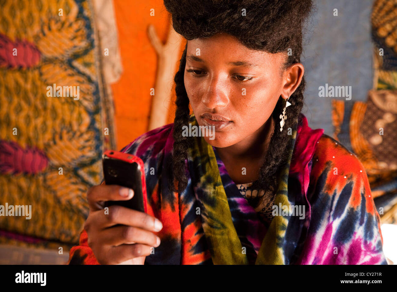 Giovane donna Wodaabe è rendere chiamata telefonica in Ingal, Niger, Africa Foto Stock