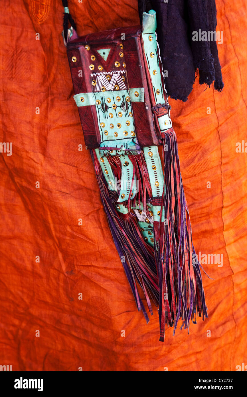 Talismano di cuoio indossati dal nomade popolo Wodaabe in Niger, Africa Foto Stock