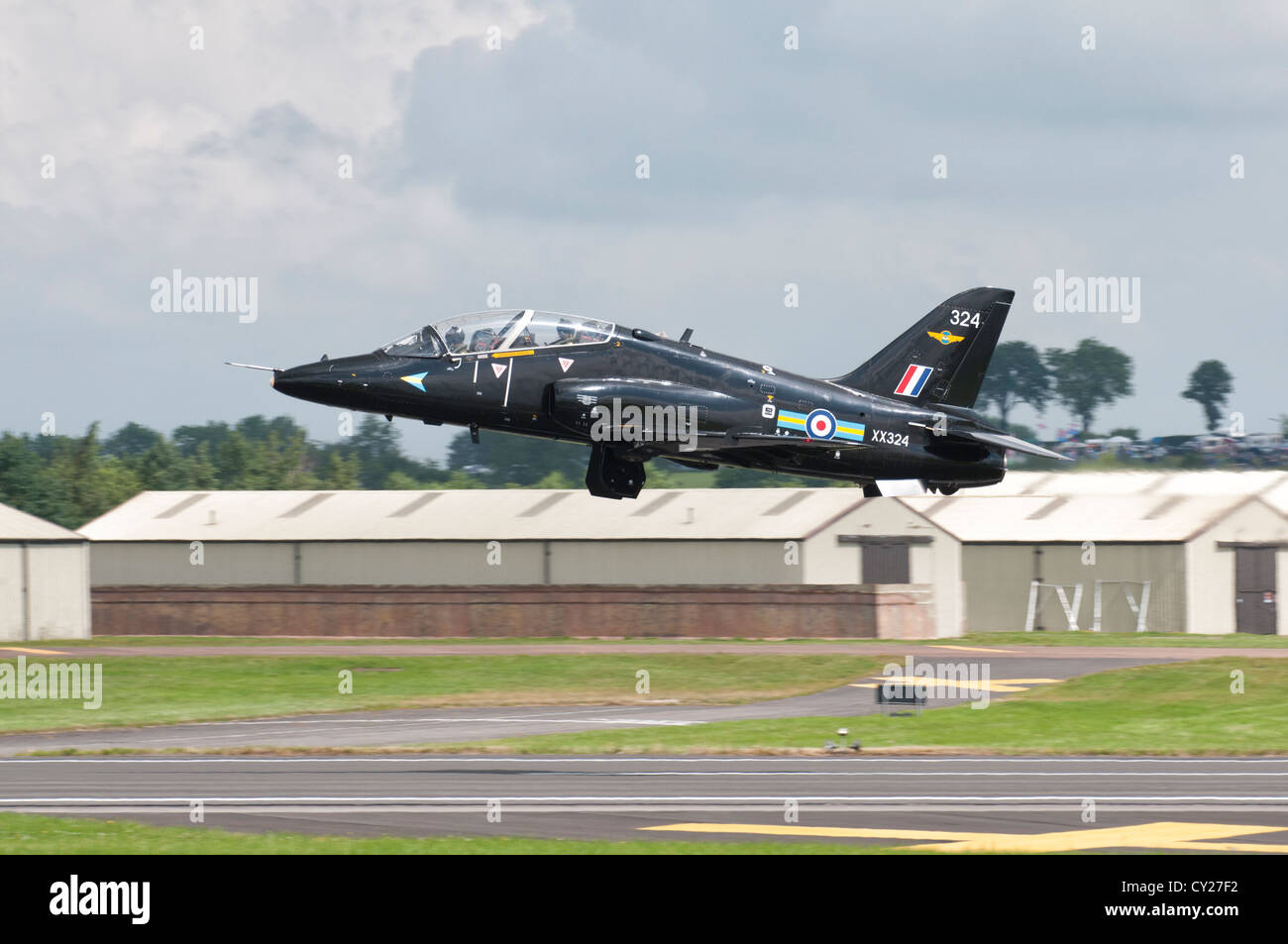 British Aerospace Hawk T2 Jet Trainer XX324 della RAF No. 4 Stormo di Flying Training School si toglie al 2012 RIAT Foto Stock