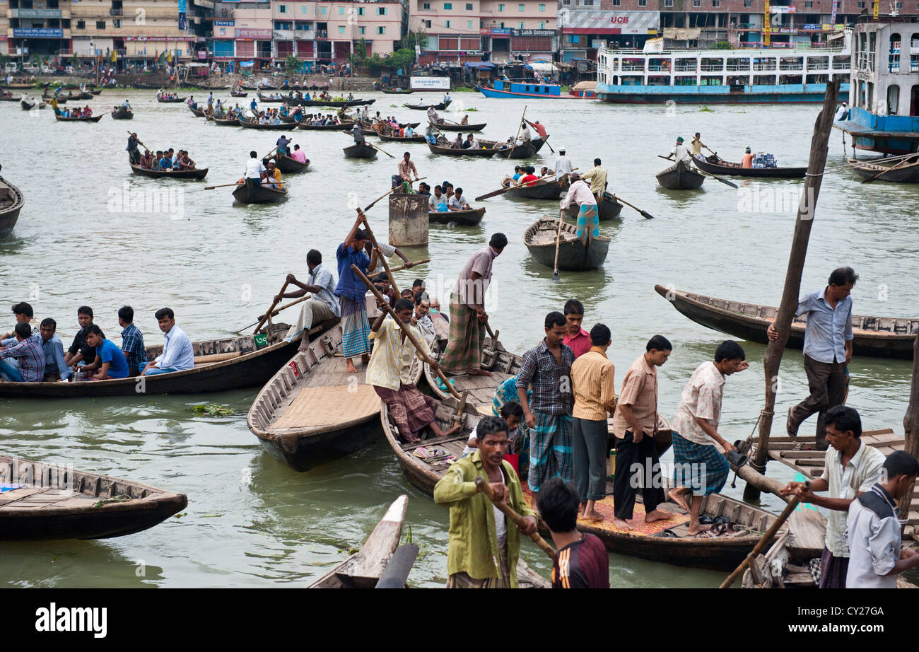 Traghetti sul fiume Buriganga, Dacca in Bangladesh Foto Stock