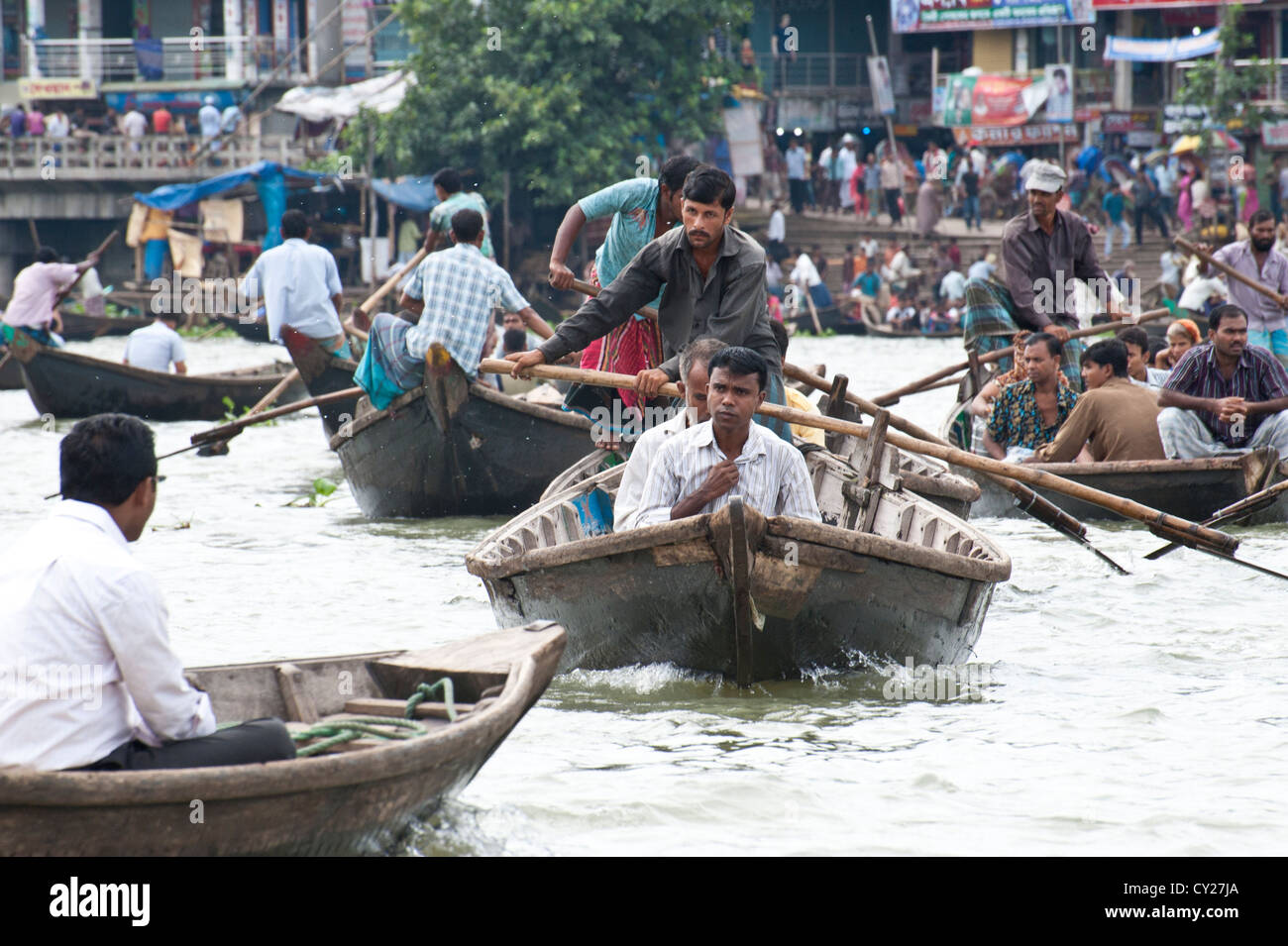 Traghettatore di anime sul fiume Buriganga, Dacca in Bangladesh Foto Stock