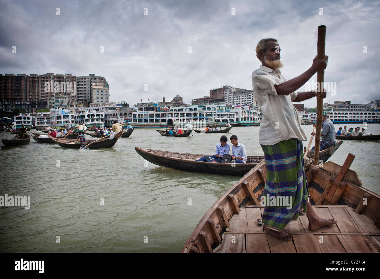 Traghettatore di anime sul fiume Buriganga, Dacca in Bangladesh Foto Stock