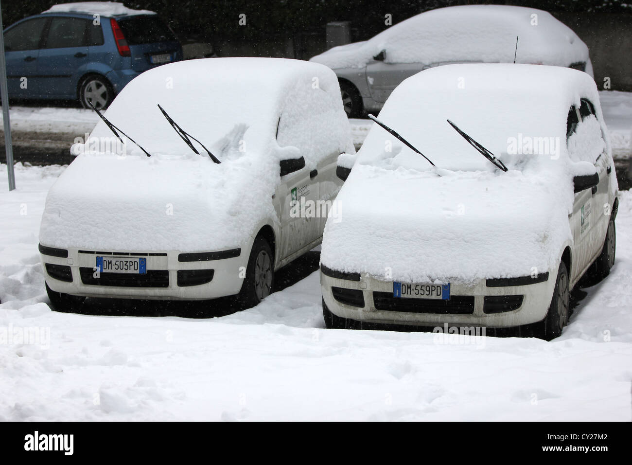 Due identiche vetture di copertura di neve in inverno, strade invernali, parcheggio, il traffico in caso di maltempo, photoarkive Foto Stock
