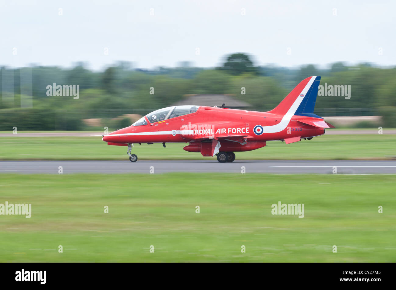 British Aerospace Hawk T1 Trainer XX323 della Royal Air Force britannica frecce rosse Aerobatic Team display tocca giù a RIAT Foto Stock