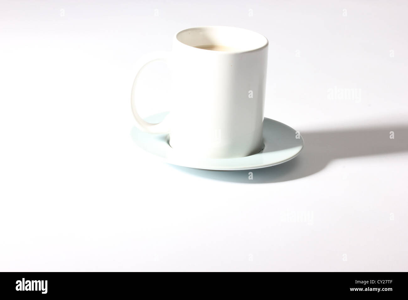 Mup di tè con piattino contro uno sfondo chiaro studio shot, photoarkive Foto Stock