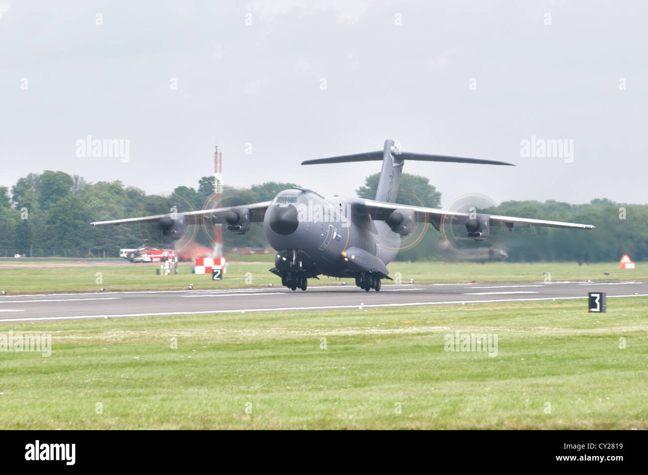 Airbus A400M Atlas a turboelica i velivoli militari da trasporto F-WWMZ da Airbus militare, Aeroporto di Tolosa Francia, decolla in Foto Stock
