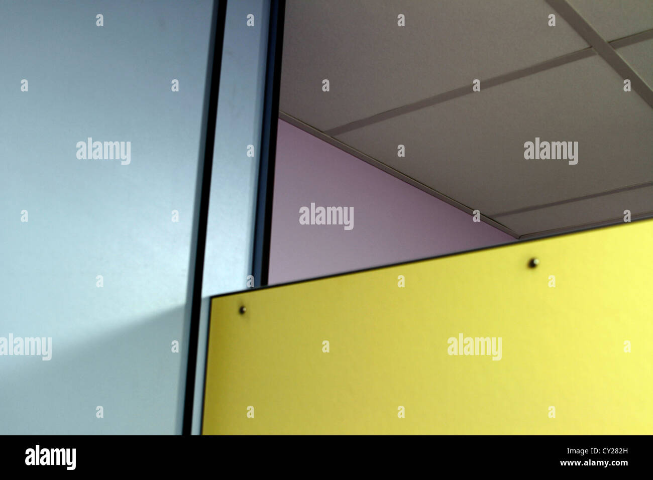 Colori di luce nel design degli interni con neon di illuminazione artificiale. Foto Stock