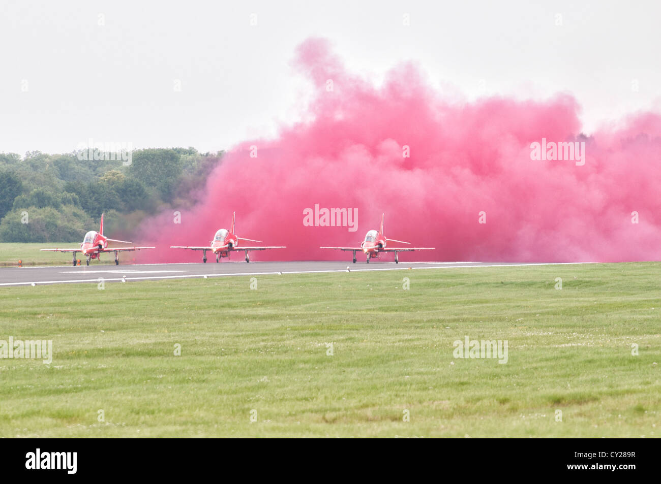 British Royal Air Force militare display Aerobatic Team Le frecce rosse iniziano la loro visualizzazione alla 2012 RIAT Foto Stock