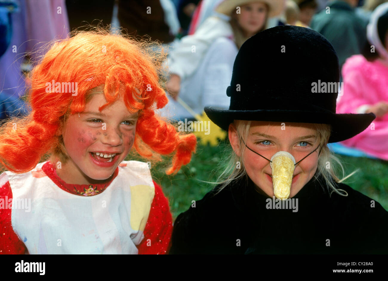 Un ragazzo e una ragazza vestita con facce dipinte su bambini festival  estivo in Svezia Pippi Calzelunghe (Svedese Pippi Långstrump Foto stock -  Alamy