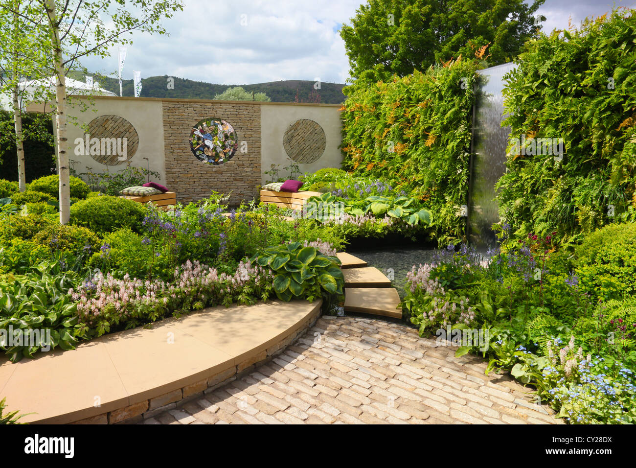Un appositamente progettato 'show garden' alla RHS mostrano Malvern, Worcestershire, England, Regno Unito Foto Stock