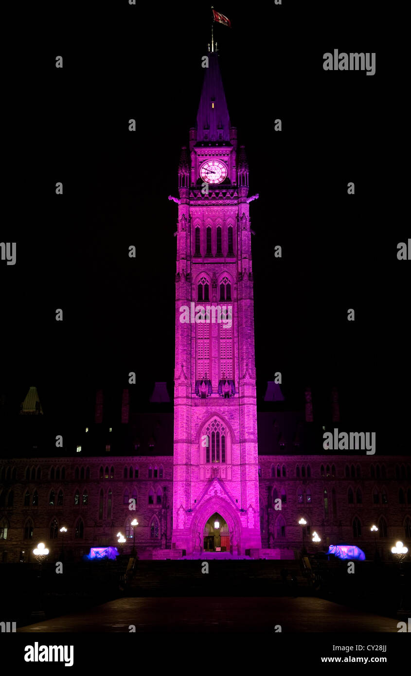 La Torre della Pace del parlamento canadese edificio, è stata accesa rosa in onore della giornata internazionale della donna Foto Stock