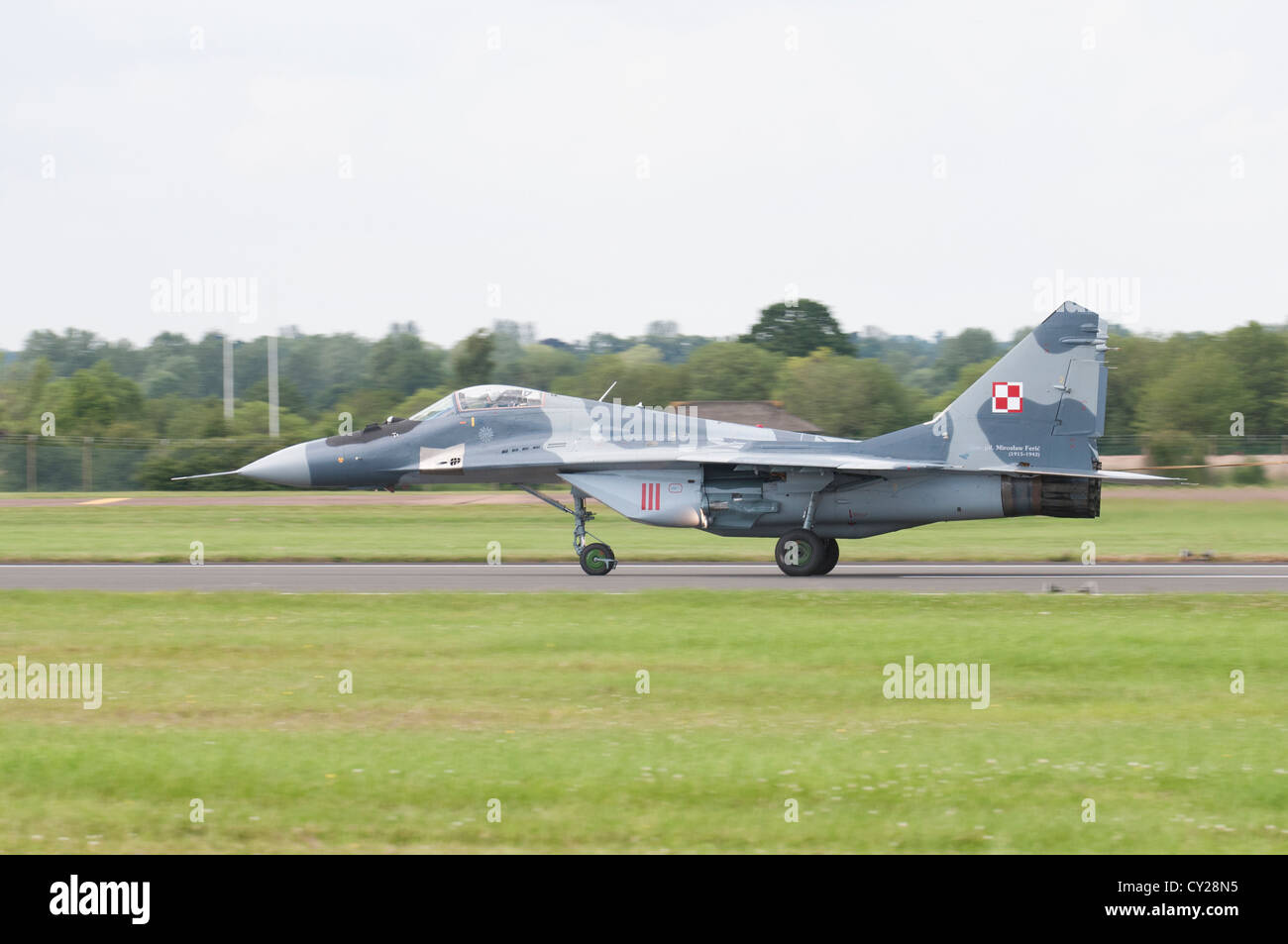 Mikoyan MiG-29un fulcro dal polacco Air Force taxi giù per la pista di RAF Fairford dopo lo sbarco a seguito del suo display. Foto Stock