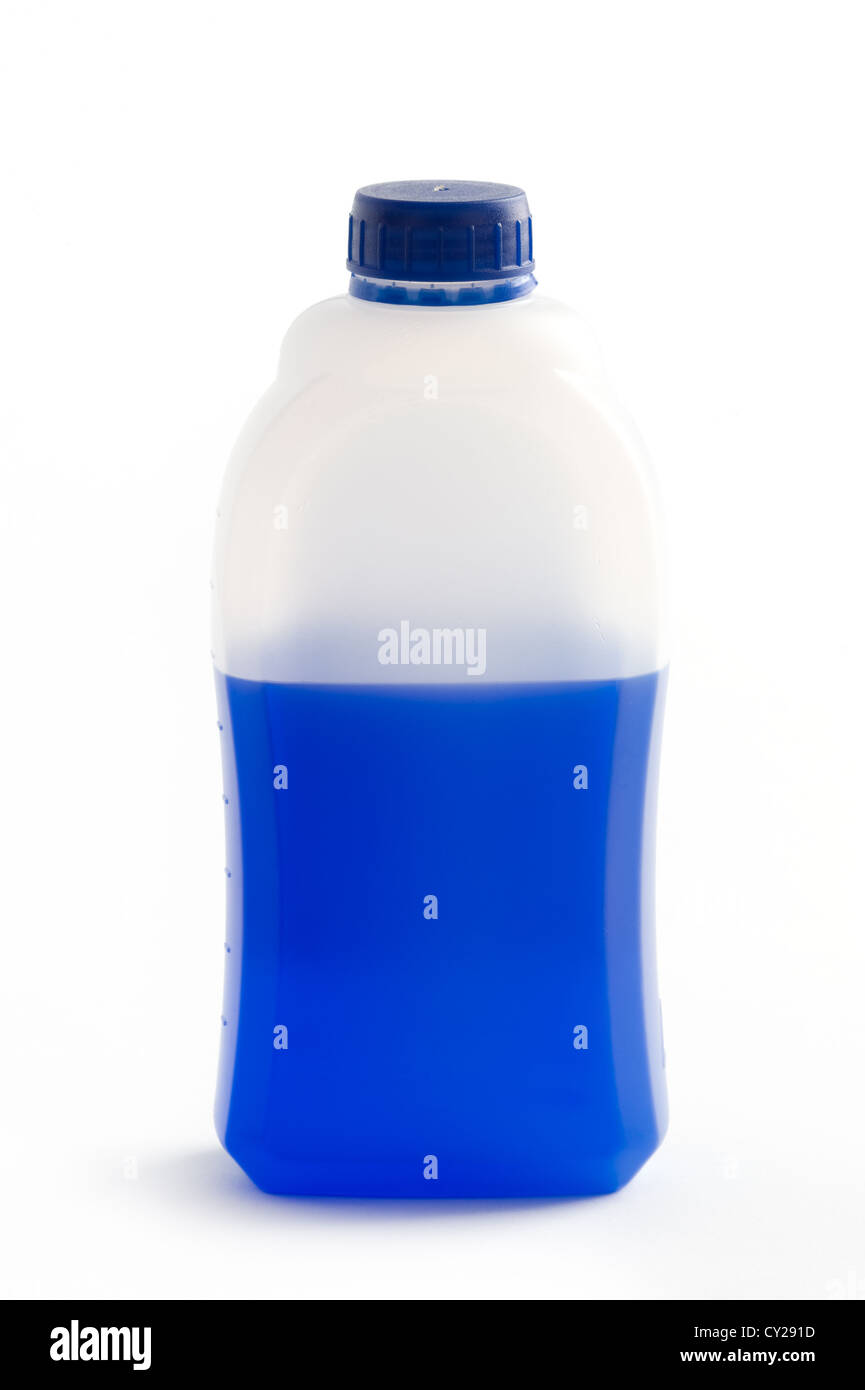 Blue veicolo liquido di lavaggio in una bottiglia di plastica isolato Foto Stock
