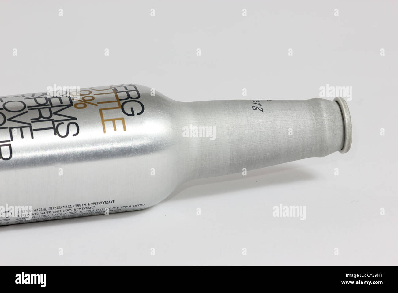 Una bottiglia in alluminio contro uno sfondo bianco, studio shot, photoarkive Foto Stock