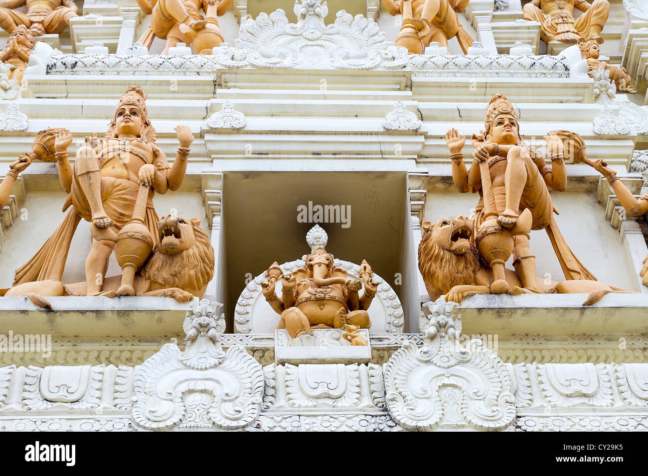 Ornati Ganesha indù Dio e Dee Tempio Torre Gopuram statua di pietra incisioni Girone Foto Stock