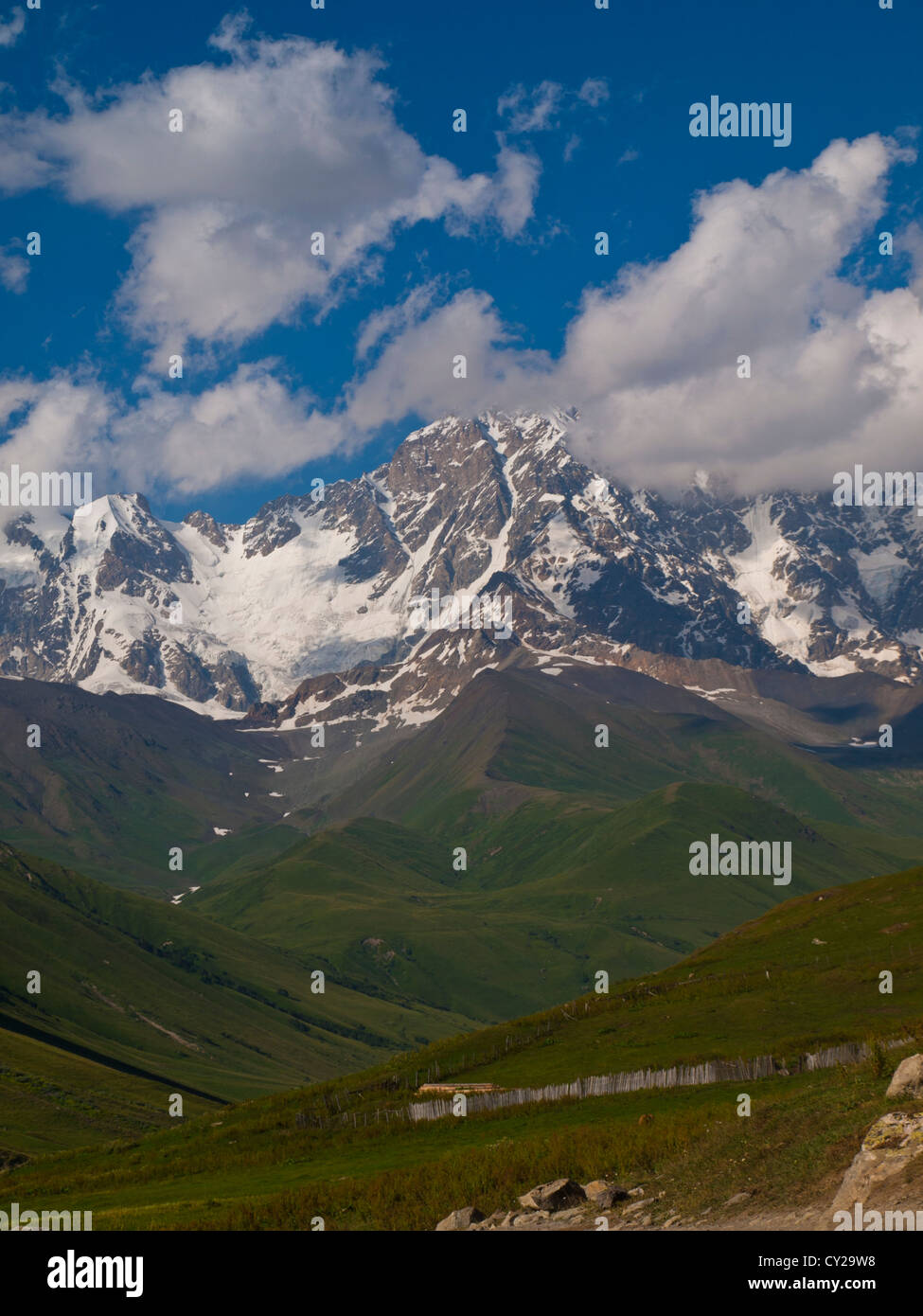 Coperta di neve pick del Monte Shkhara Foto Stock