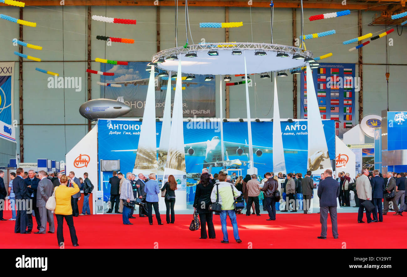 Antonov aviadesign ferma stand nel padiglione-hangar. Mostra 'Aviasvit 21' in apertura di giornata. Foto Stock