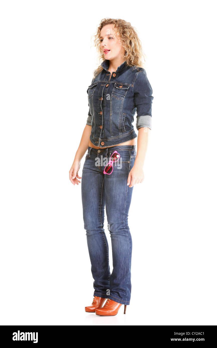 Bella giovane donna bionda 20s in piedi corpo pieno in jeans usura isolati su sfondo bianco ragazza caucasica Foto Stock
