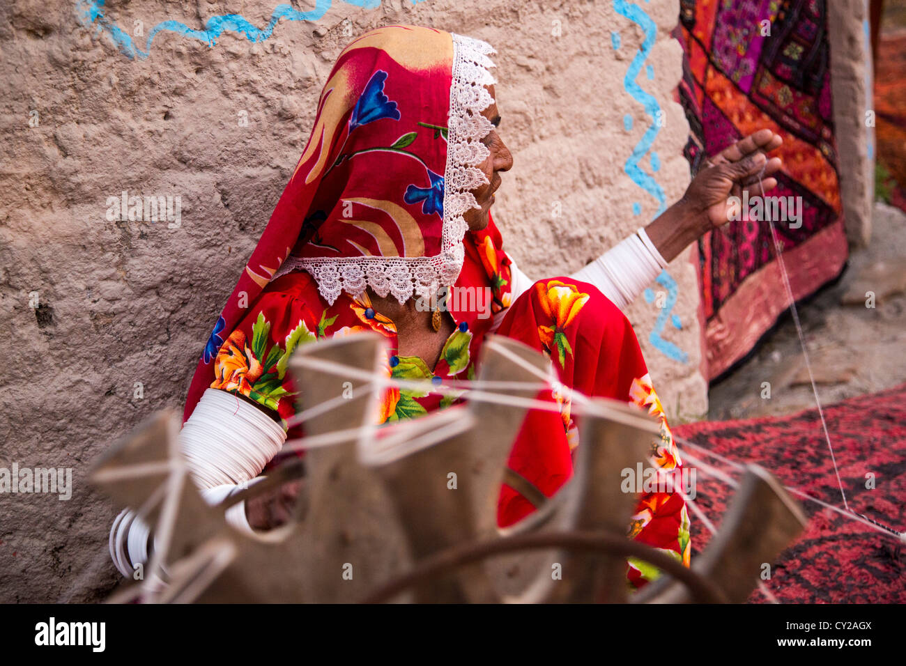 Vecchia donna in cucitura Pujab Provincia, Pakistan Foto Stock