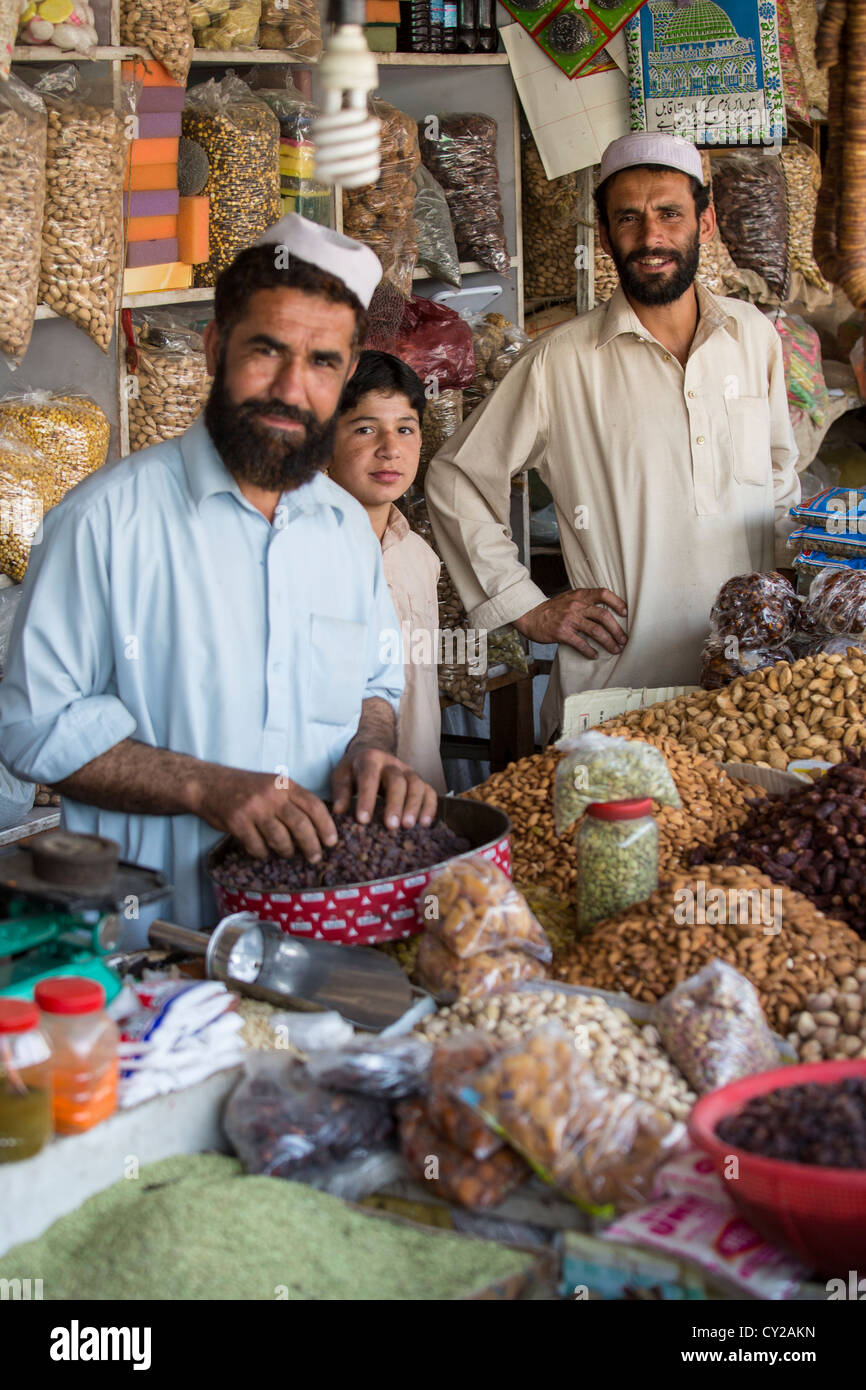 Dadi venditore al mercato di domenica, Islamabad, Pakistan Foto Stock