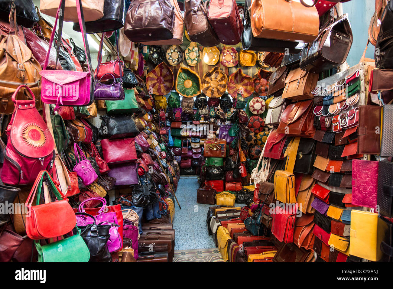 Hanbags in pelle, la Medina di Tunisi, Tunisi, Tunisia Foto Stock