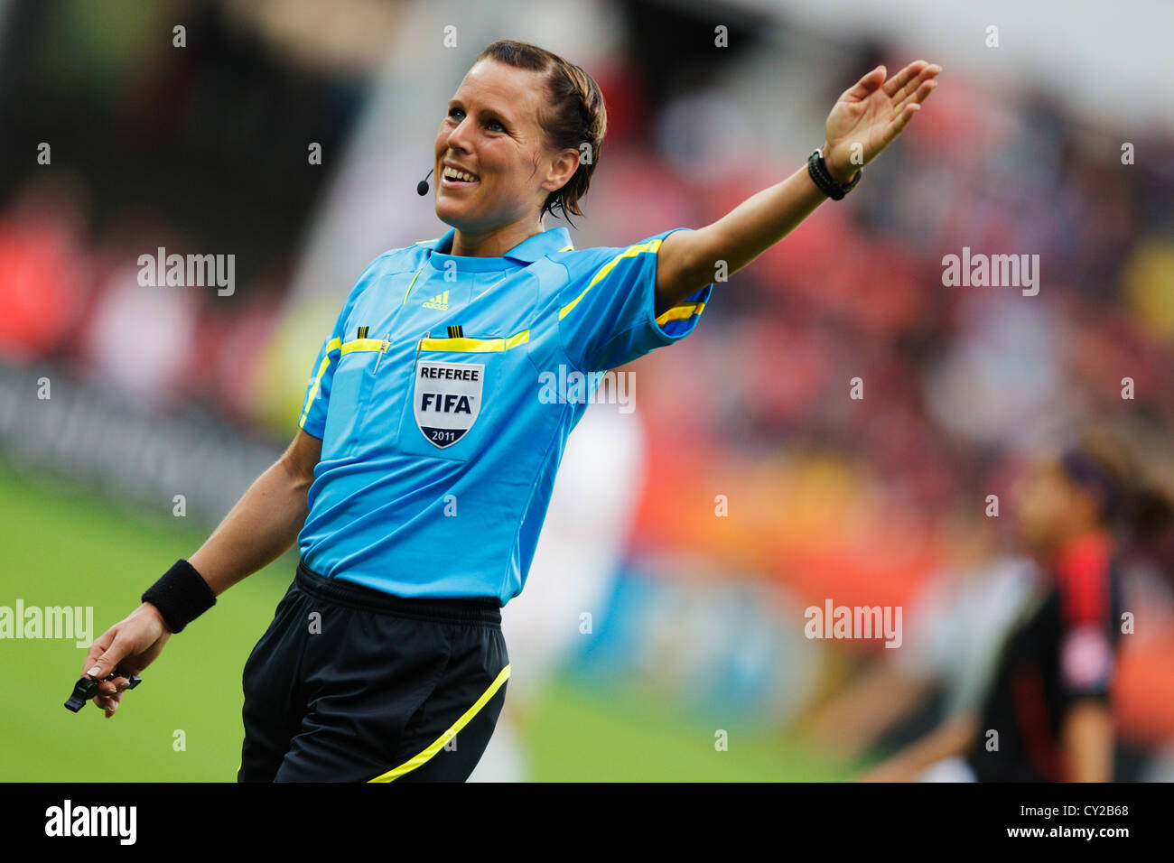 Arbitro Christina Pedersen (Norvegia) officiates un 2011 FIFA Coppa del Mondo Donne Gruppo B match tra Giappone e Messico. Foto Stock