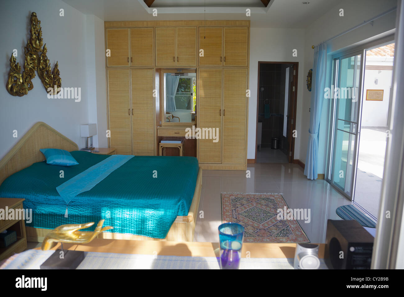Una moderna camera da letto in una casa sulla spiaggia a Phuket, Tailandia Foto Stock