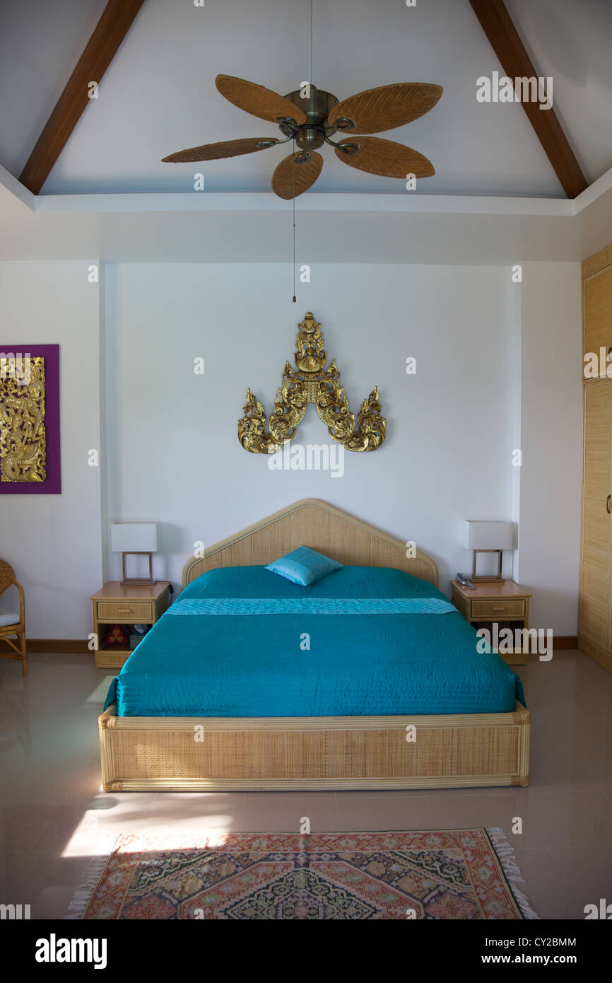 Una moderna camera da letto in una casa sulla spiaggia a Phuket, Tailandia Foto Stock