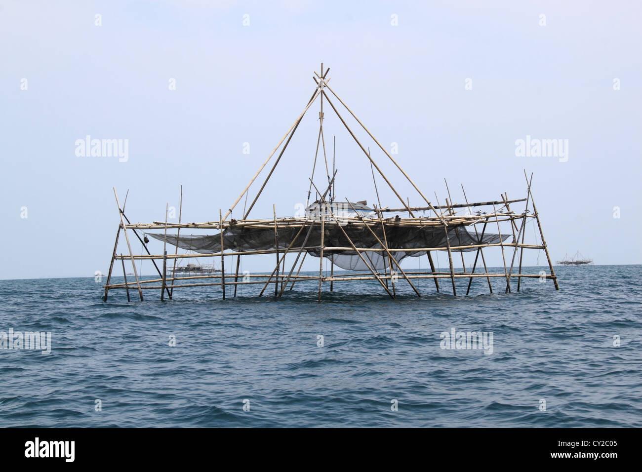 Bagang tradizionali di pesca di bambù piattaforma, il mare di Sulu, Sandakan, Sabah Borneo, Malaysia, sud-est asiatico Foto Stock