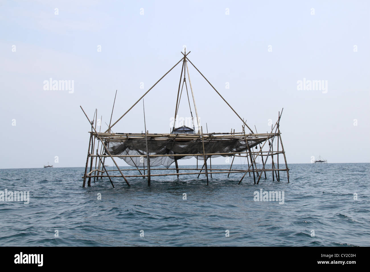 Bagang tradizionali di pesca di bambù piattaforma, il mare di Sulu, Sandakan, Sabah Borneo, Malaysia, sud-est asiatico Foto Stock