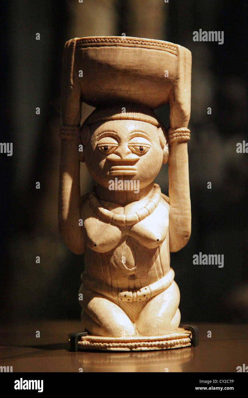 Donna con un piatto oracolo ifa, Owo Nigeria, Africa, Prima del 1700, Ivory.Estremamente raro e l'unica statua del mondo che è datata con una certa precisione. Foto Stock