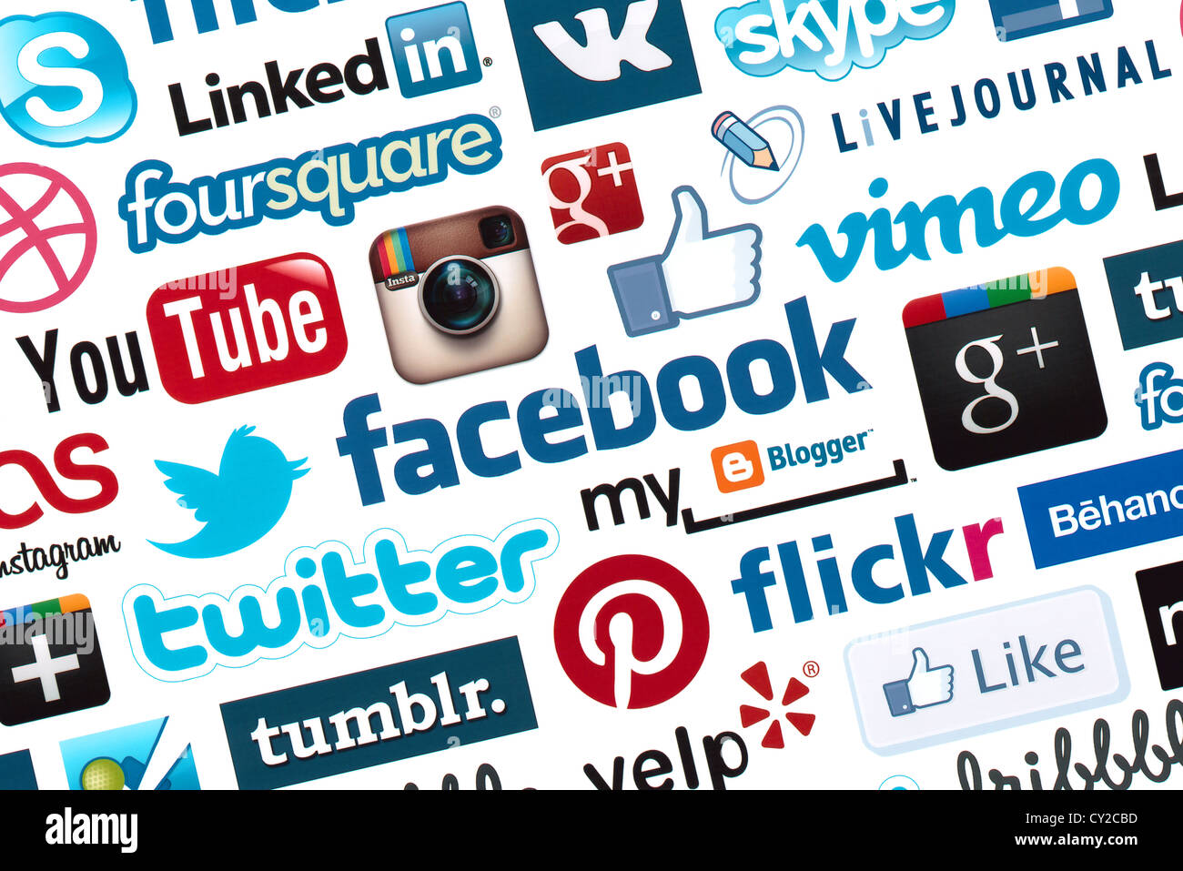 Un logotipo raccolta di ben noti social media del marchio stampato su carta Foto Stock