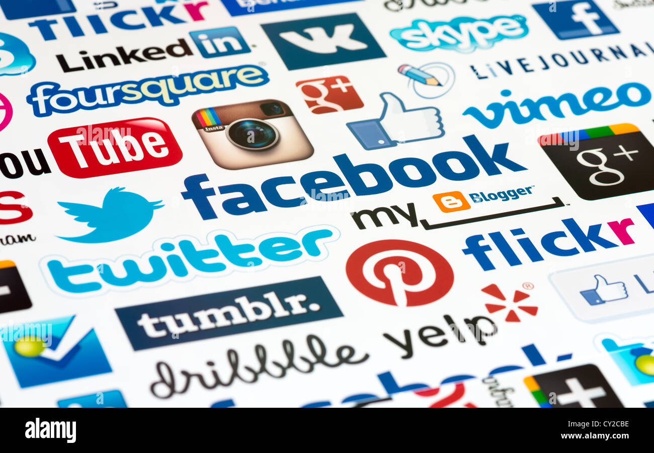 Un logotipo raccolta di ben noti social media del marchio stampato su carta. Foto Stock