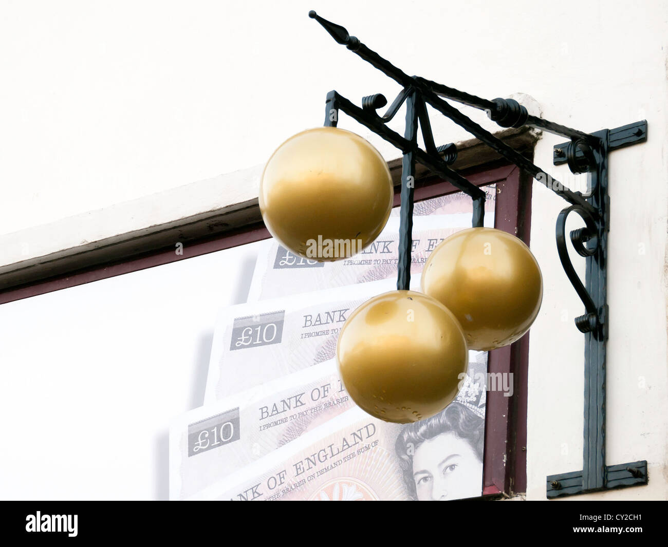 Tradizionale a tre sfere ottone segno in un aperto recentemente pawnbrokers shop in Redcar High Street Ottobre 2012 Foto Stock