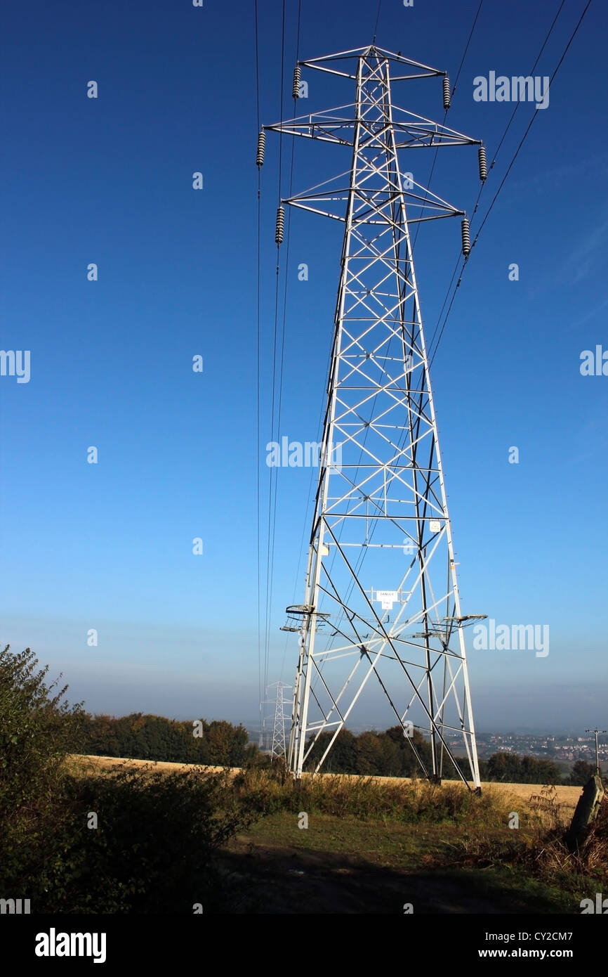 Elettricità pilone con cielo blu, REGNO UNITO Foto Stock