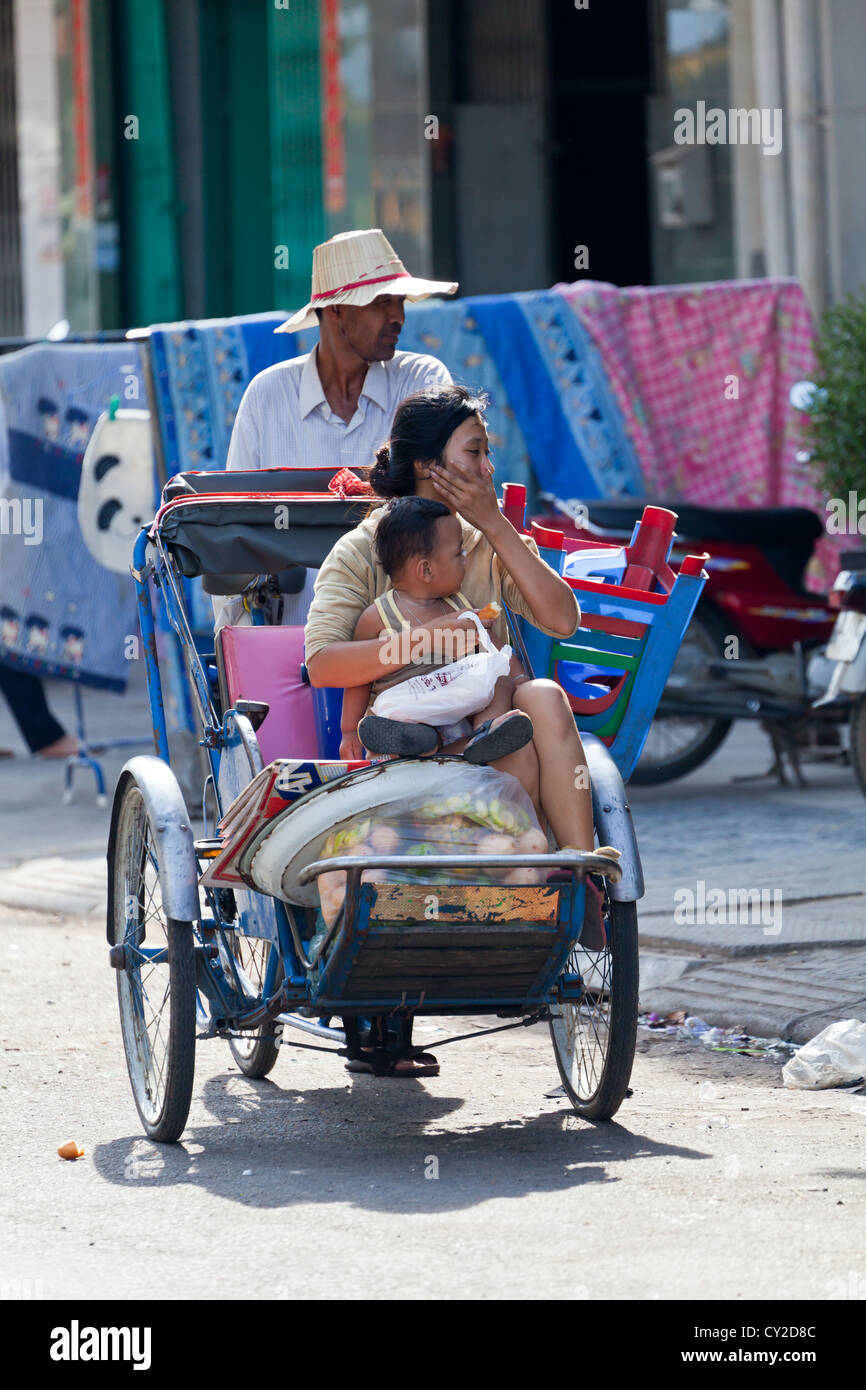 Ciclo tipico Rickshaw in Phnom Penh Cambogia Foto Stock