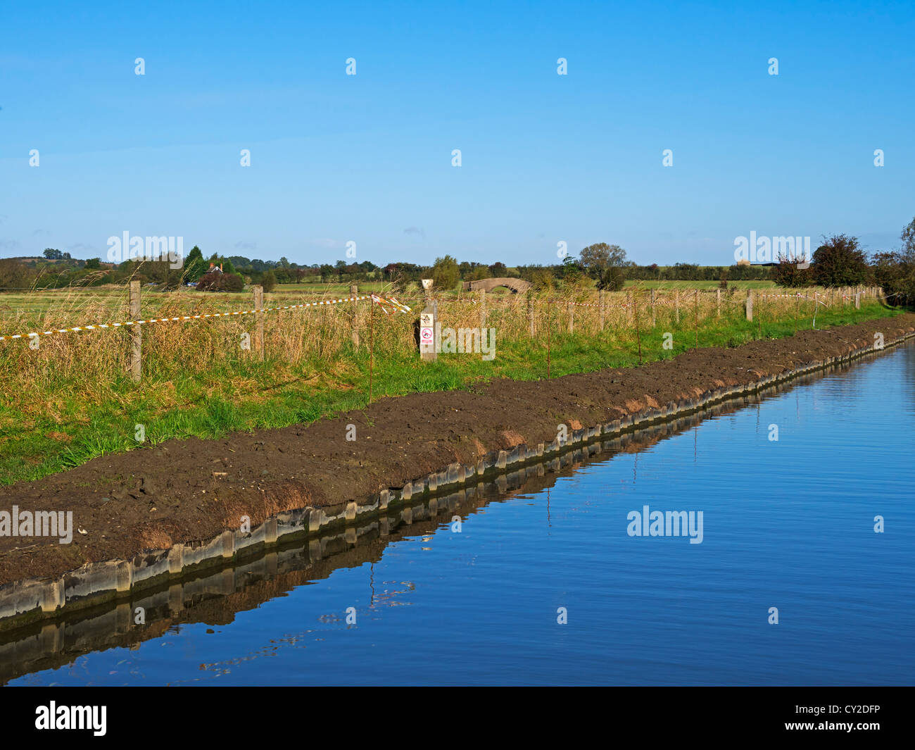 Le riparazioni al canal pareti in prossimità Kirtlington sopra il ponte di piccione, Oxford Union Canal, Oxfordshire Foto Stock