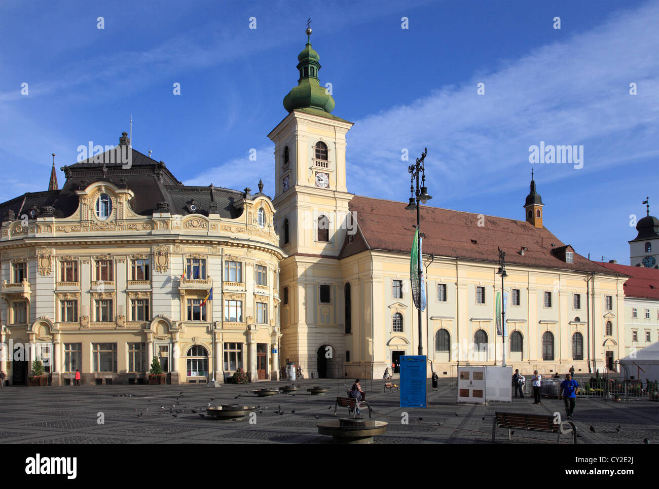 La Romania, Sibiu, Piata Mare, il Municipio, la trinità santa chiesa cattolica, Foto Stock