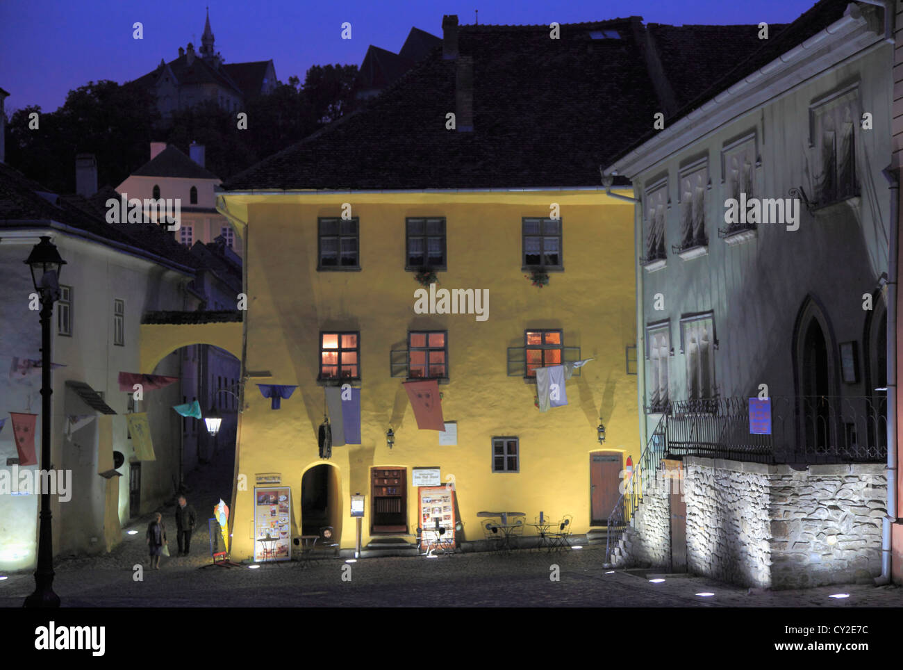 La Romania, Sighisoara, città vecchia, scene di strada, notte, Foto Stock