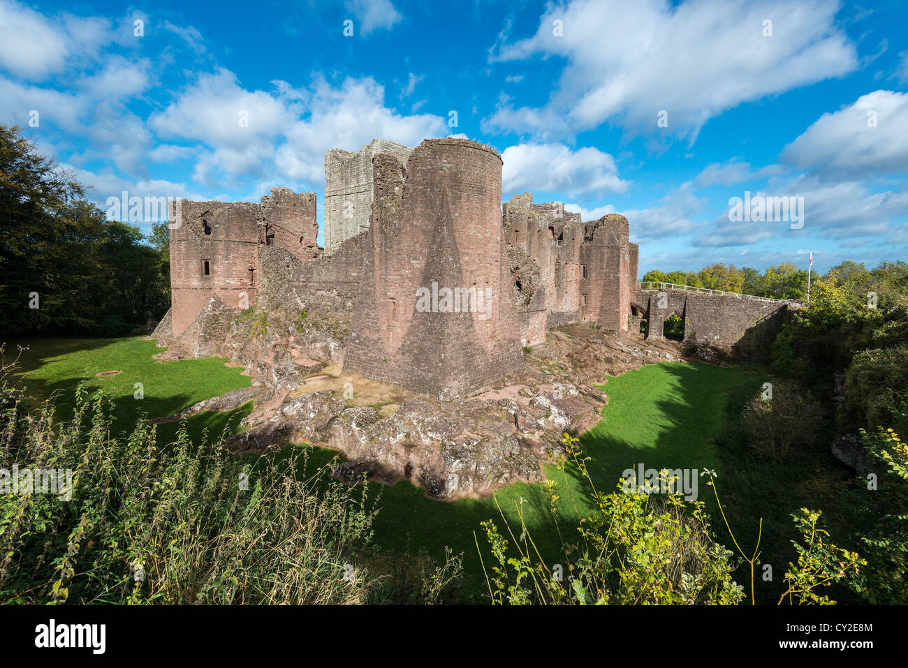 Vista del castello di GOODRICH dalla parete esterna oltre il fossato Ross-on-Wye, HEREFORDSHIRE ENGLAND REGNO UNITO Foto Stock