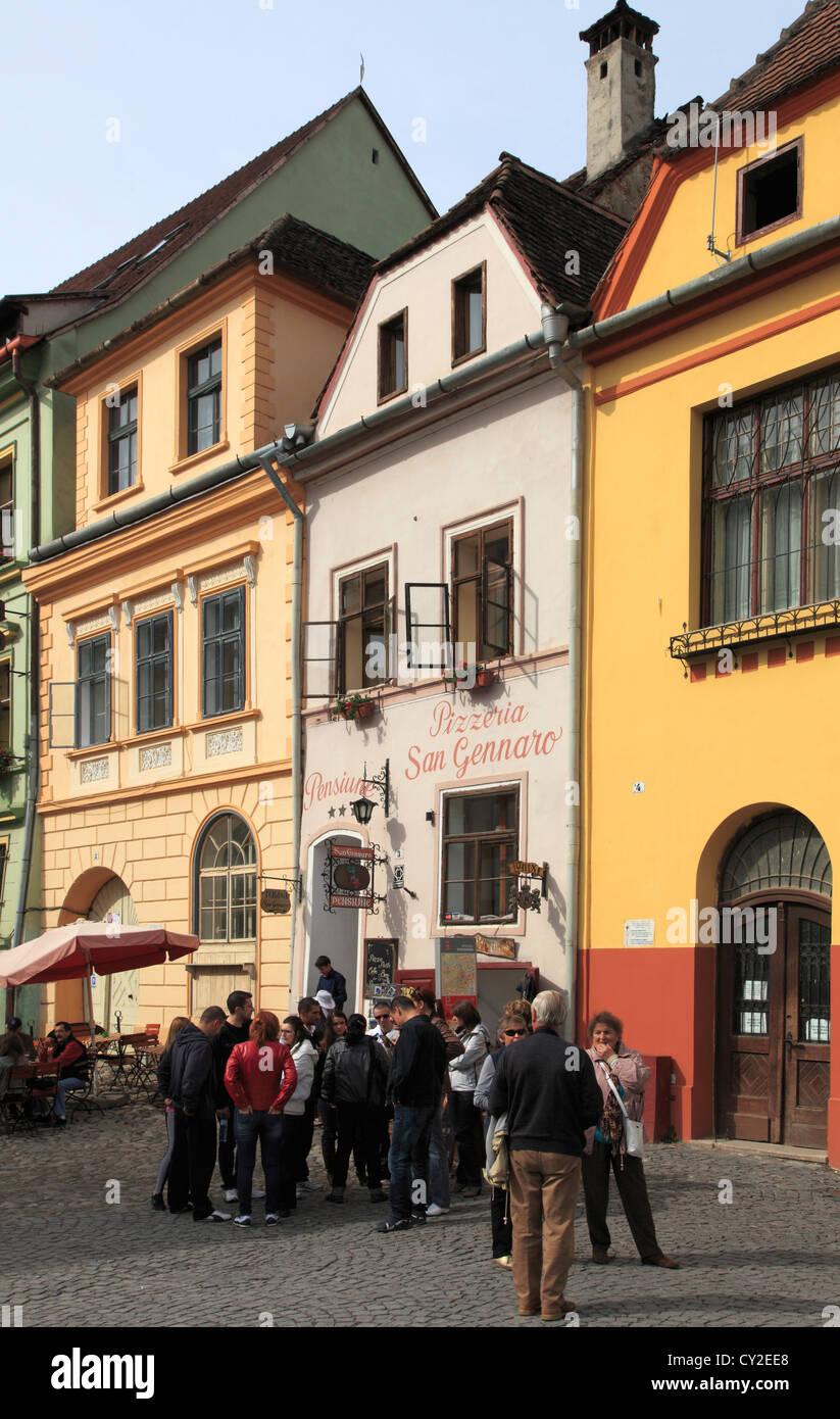 La Romania, Sighisoara, la città vecchia, la piazza principale, persone Foto Stock
