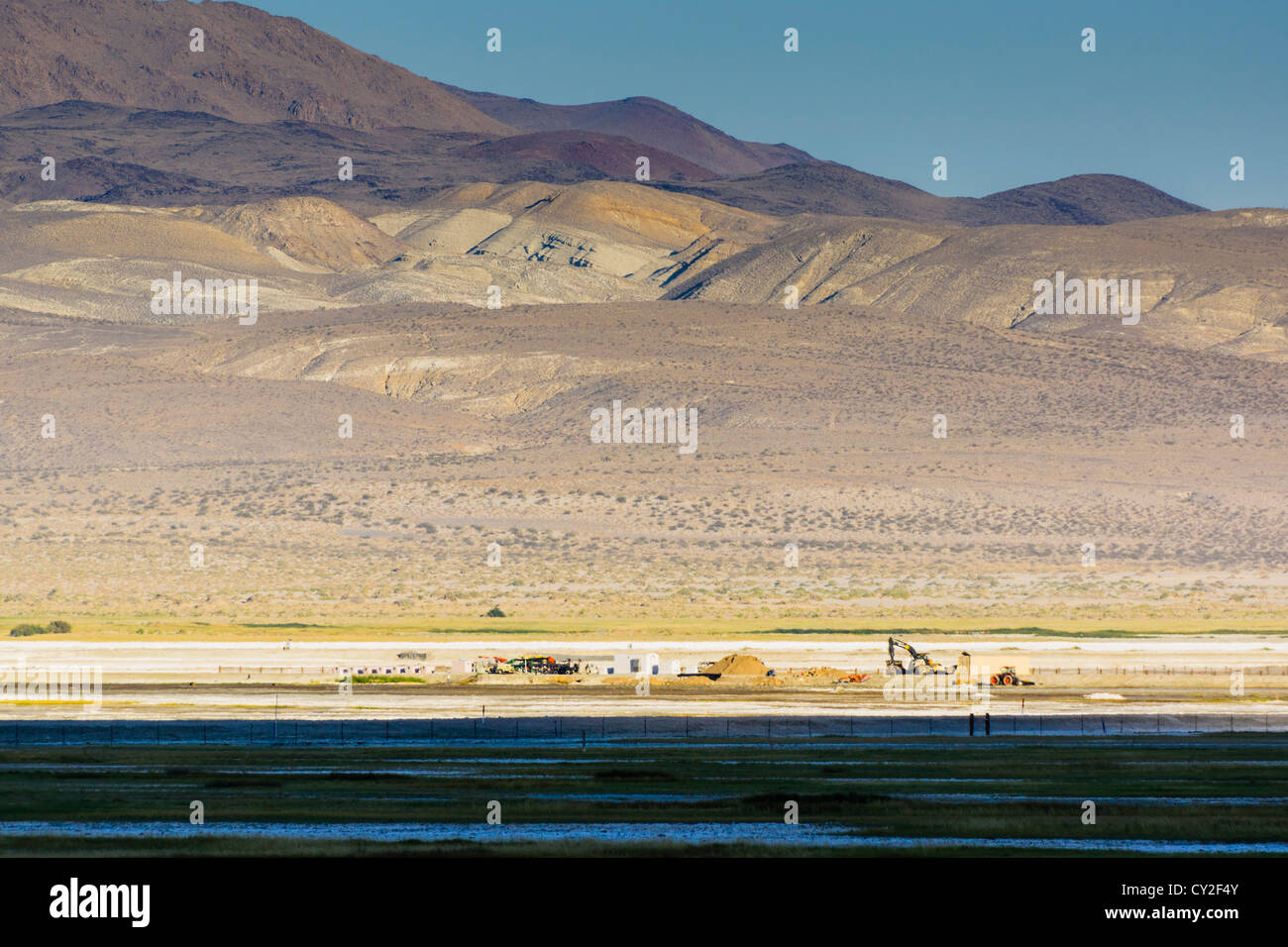 California 2012 - Owens lago sul percorso 395 a sud di Lone Pine. Appartamenti minerale con estrazione mineraria di essiccato lago letto. Foto Stock